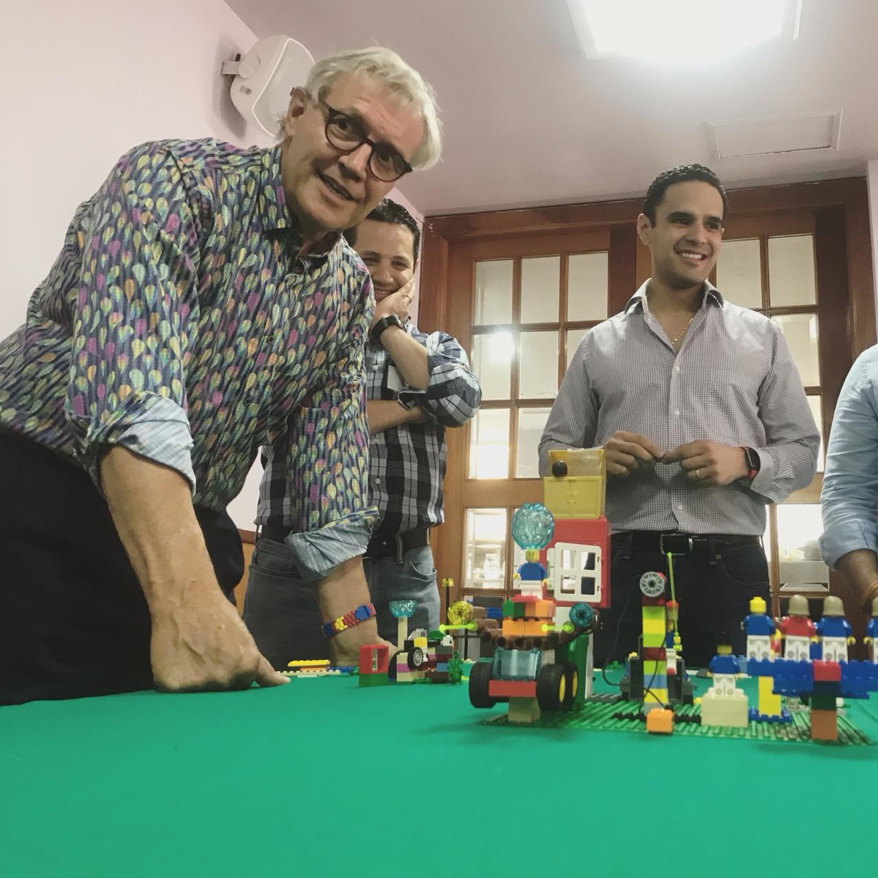 Participantes construyendo durante una sesión facilitada