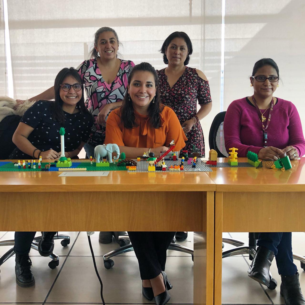 Equipo mostrando sus modelos al cierre de un taller de LEGO® Serious Play®