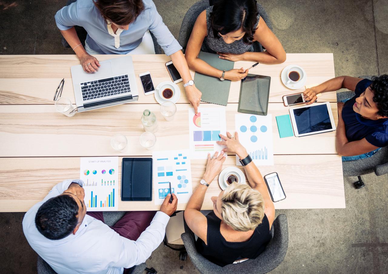 Equipo revisando datos de operación en una mesa de trabajo